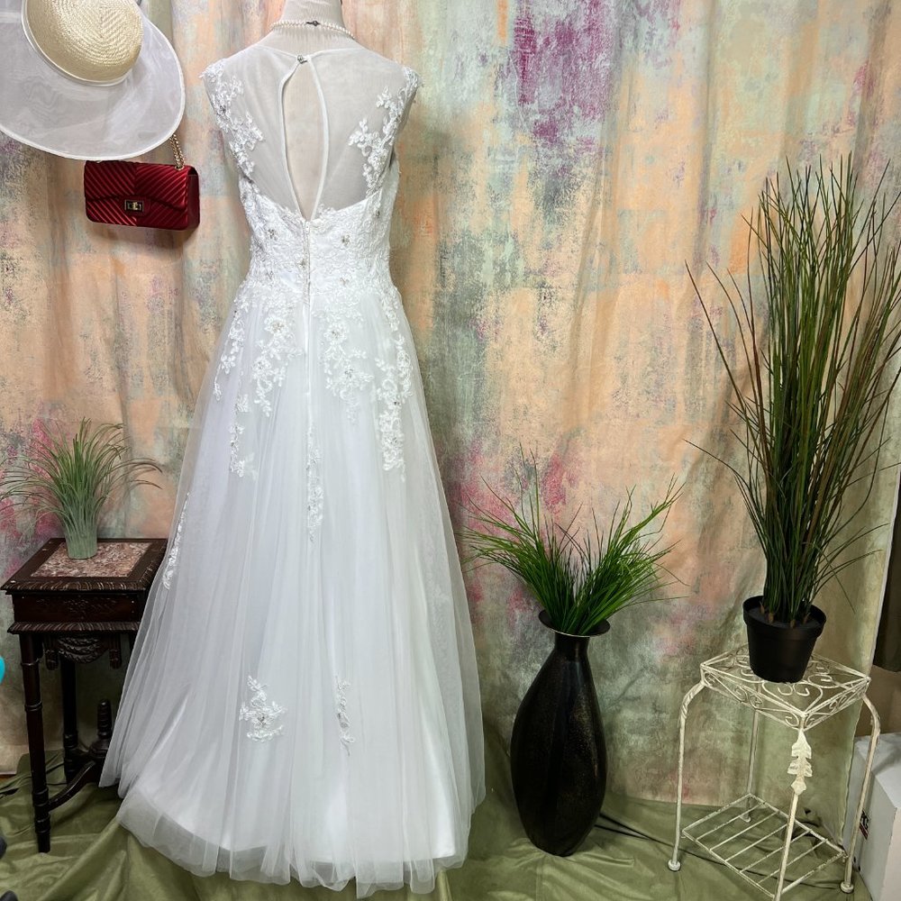 📌 JJs House Princess Wedding Gown, Tulle, Lace and Beading, Sleeveless - Picture 3 of 16